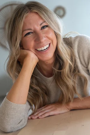 Portrait of a smiling woman resting her chin on her hand